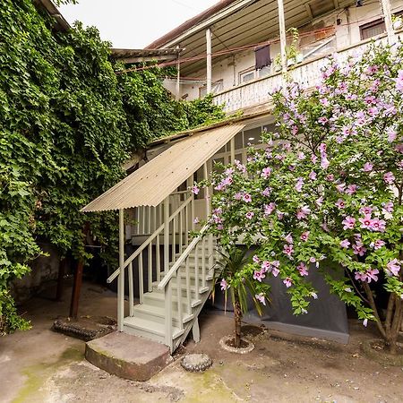 Apartment In Cozy Little Yard Tbilisi Esterno foto