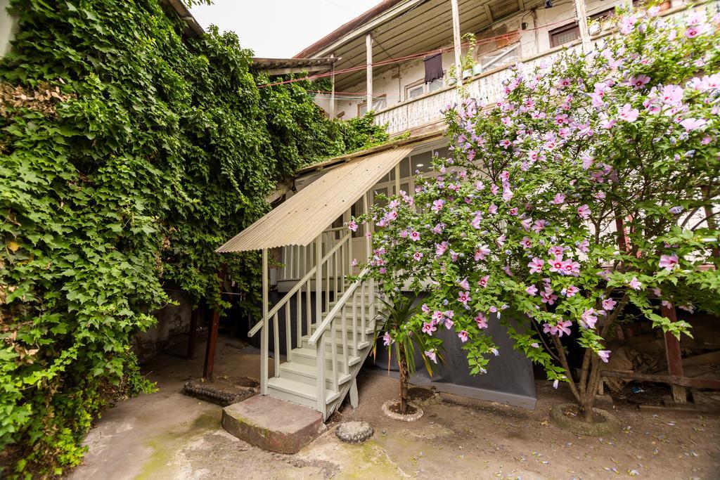 Apartment In Cozy Little Yard Tbilisi Esterno foto